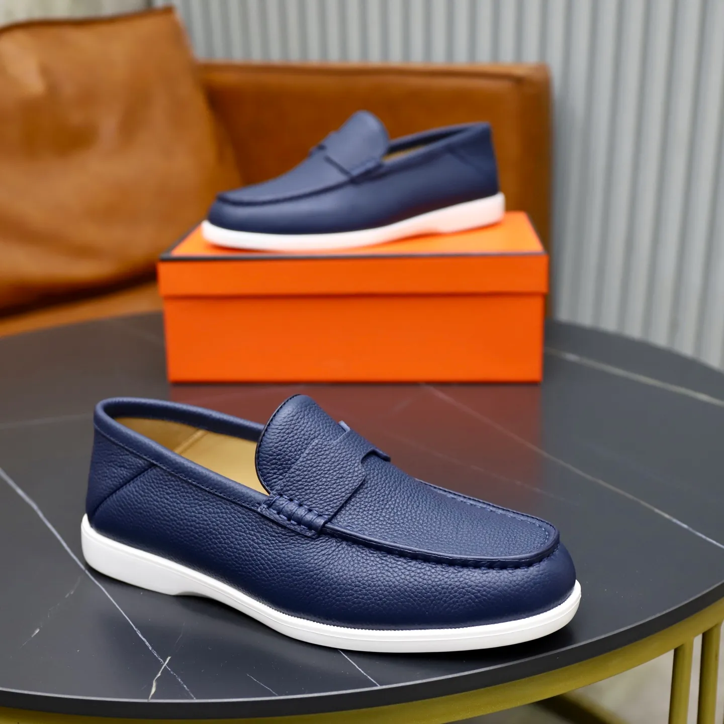 Ex-factory price: 560💰Hermès/Hermès slip-on men's shoes. This shoe is made of imported pebbled cowhide. It has simple and smooth lines and is combined with aerodynamically designed 3CM rubber foam ultra-light soles! Youthful and fashionable, classic H-shaped hardware buckle decoration, calf lining gently wraps the feet, with logo cowhide feet, casual and urban style, highlighting youthful vitality, sports and leisure version, super versatile, code number: 38-39-40-41-42-43-44 standard leather shoe size (45 can be customized but does not support returns)